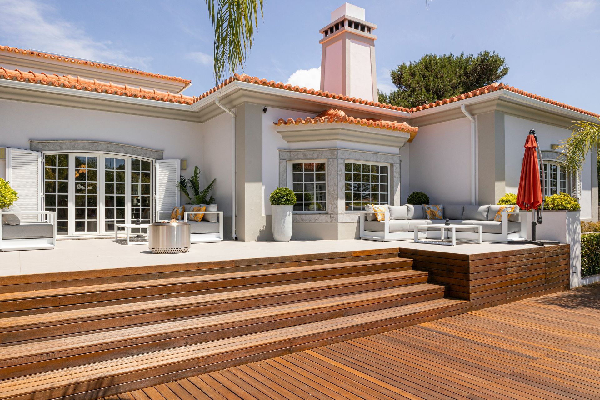 A beautiful house features an outdoor patio.